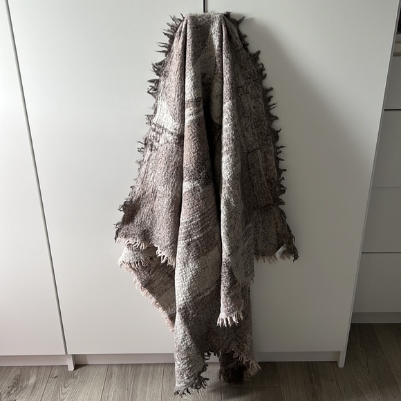 Aritzia Wilford 100% Wool blanket scarf - Picture 3 of 5